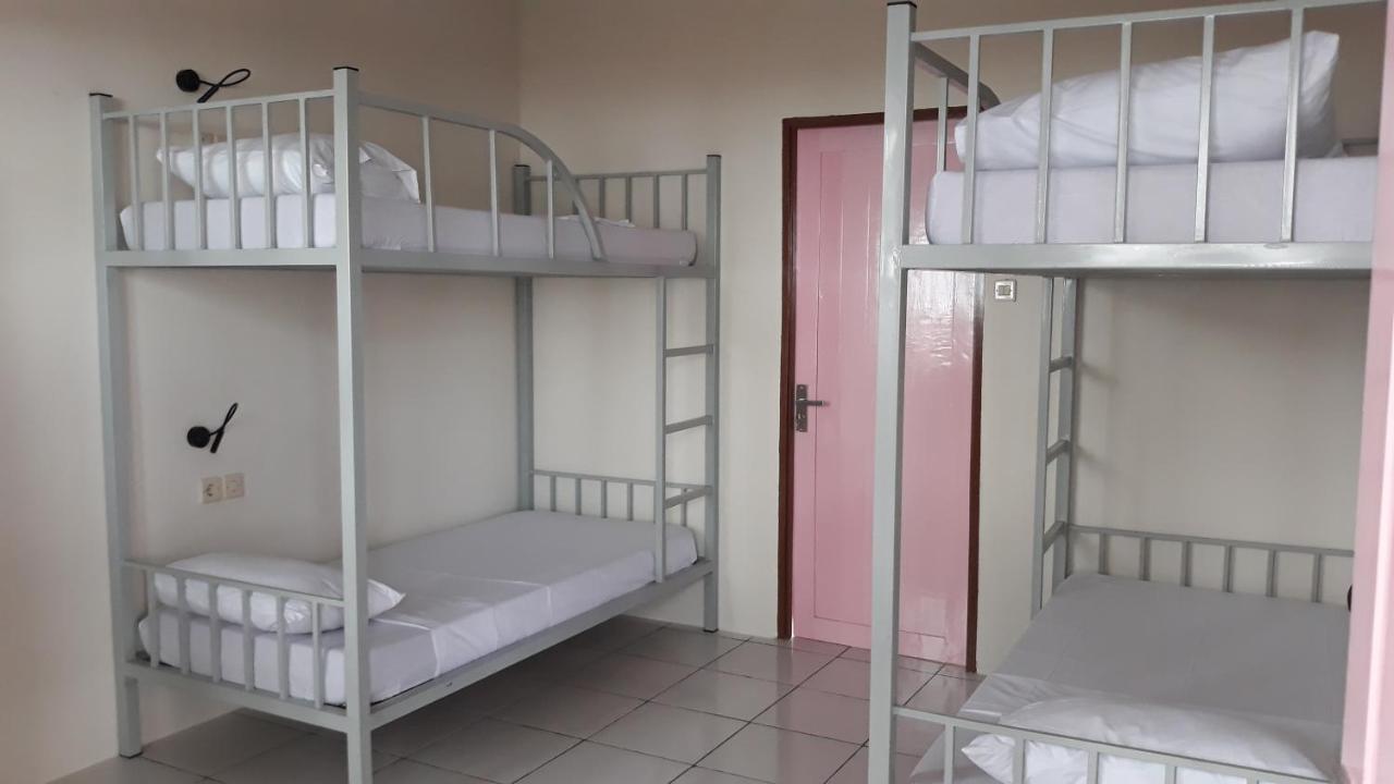Bujang Lapuk Hostel Секотонг Екстериор снимка